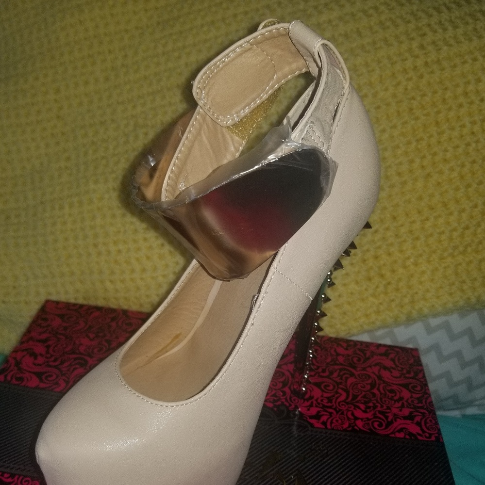 Shoes - Picture 4 of 4